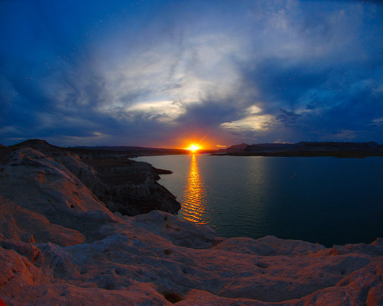 檔案:LakeIlluminate.jpg